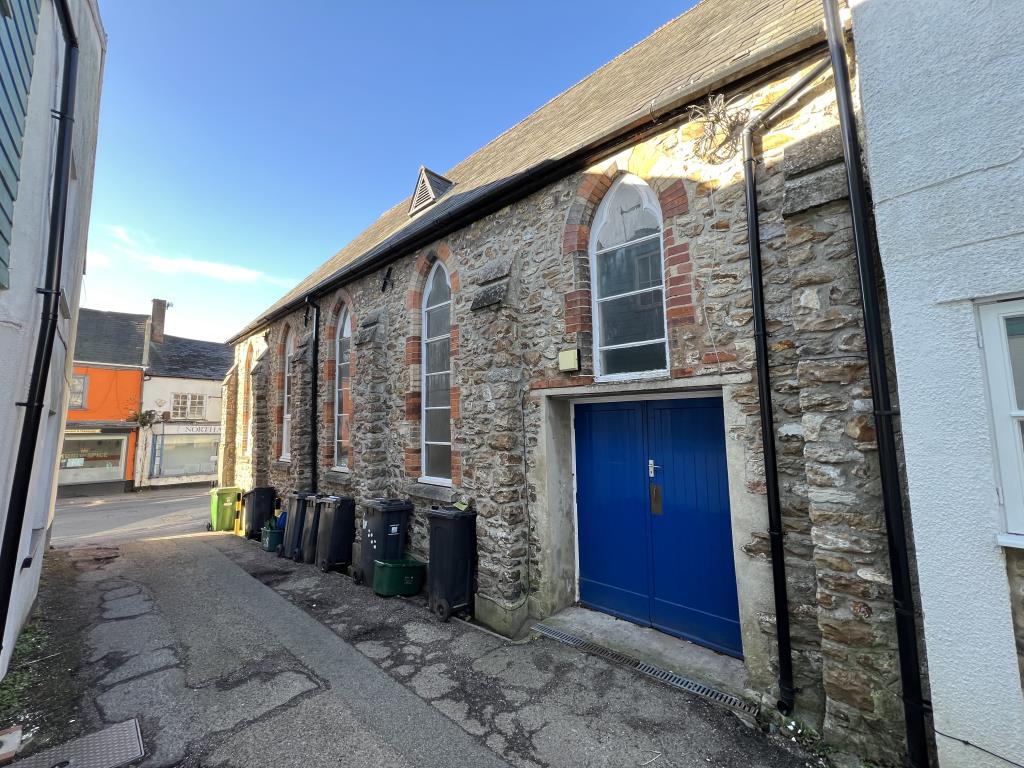 Lot: 119 - FORMER CHAPEL WITH POTENTIAL - General view of the side of the Chapel showing the side door